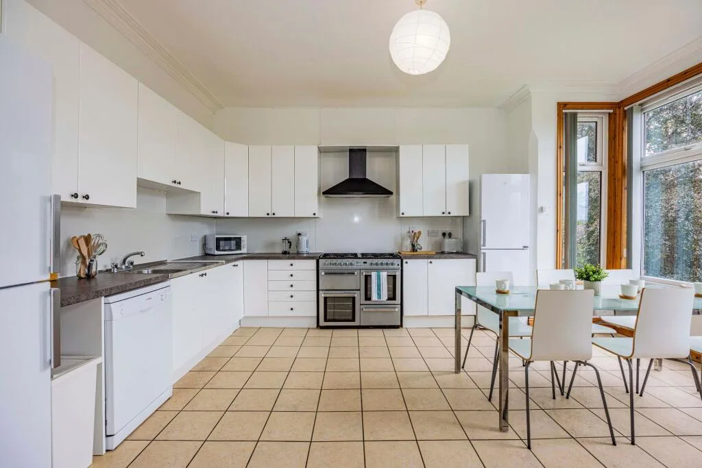 6 bedroom semi-detached house for rent