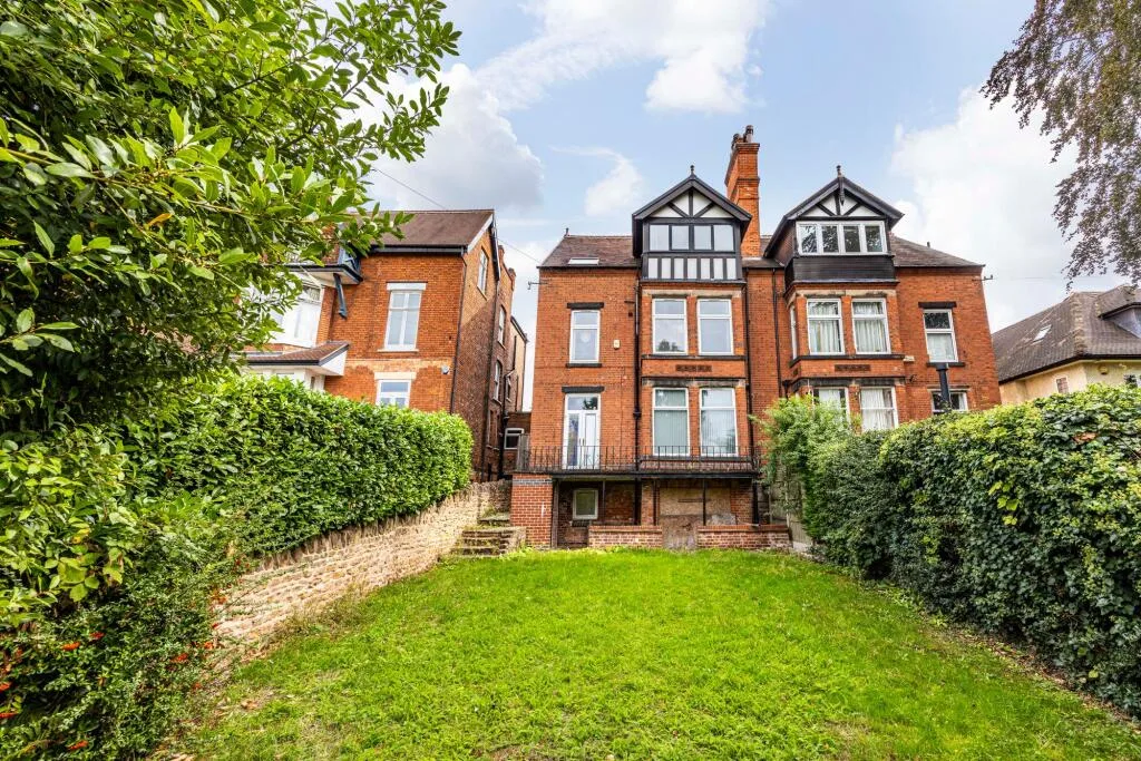 6 bedroom semi-detached house for rent