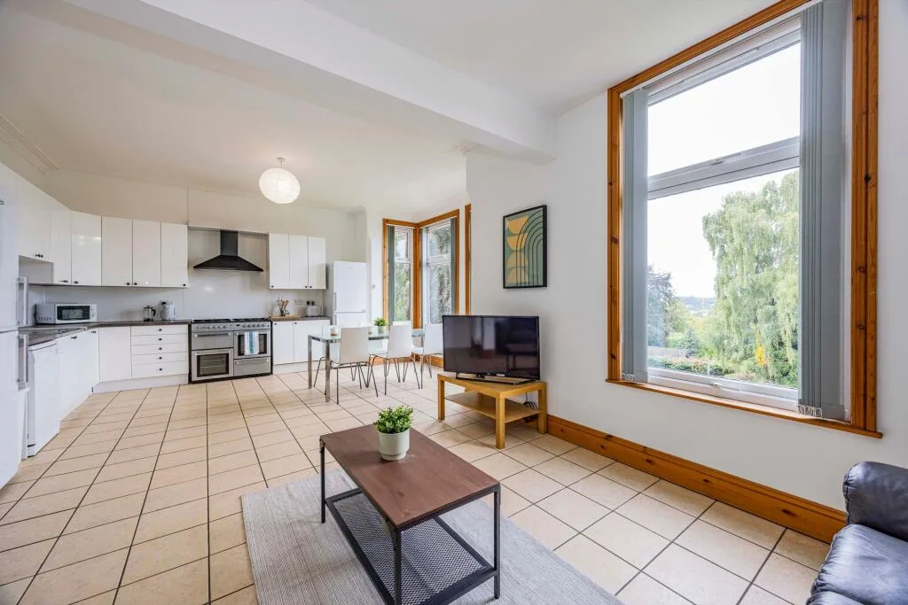 6 bedroom semi-detached house for rent