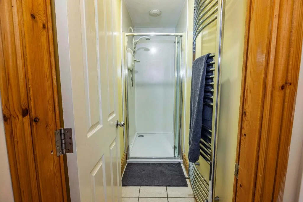 6 bedroom semi-detached house for rent