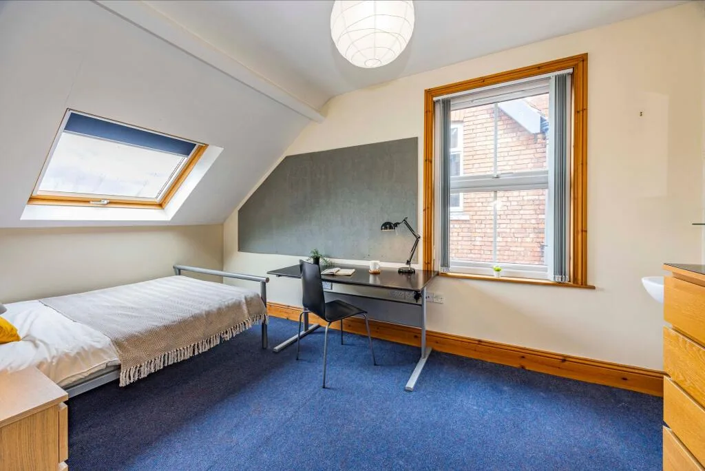 6 bedroom semi-detached house for rent