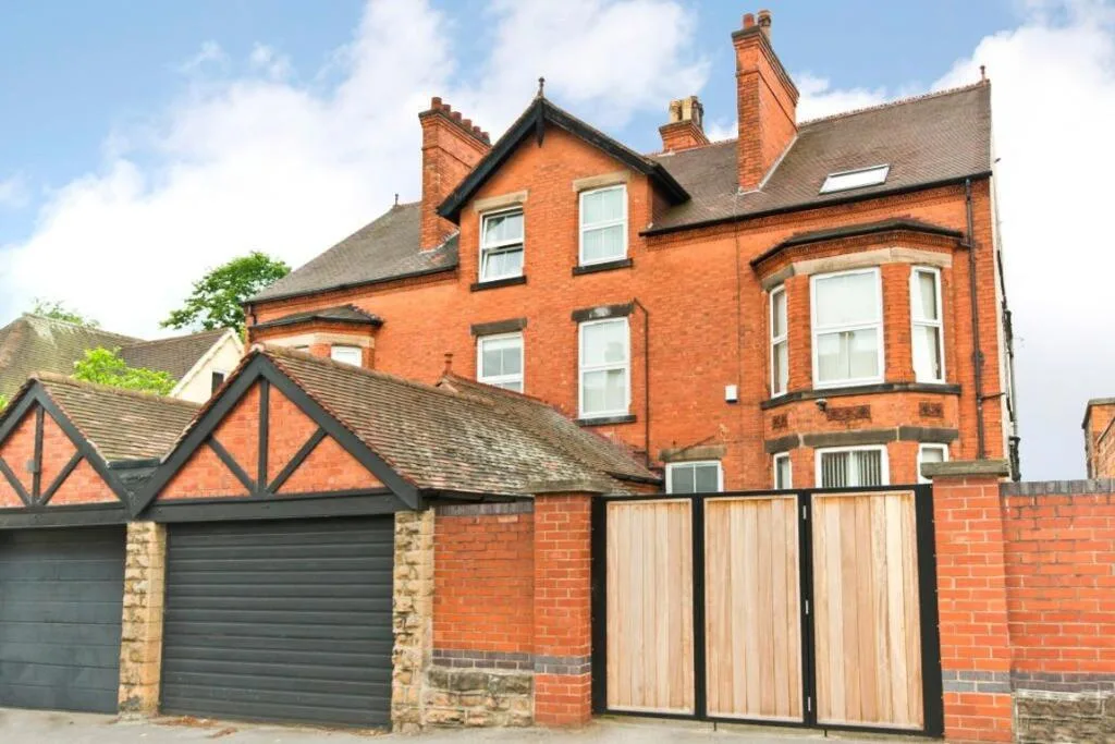 6 bedroom semi-detached house for rent