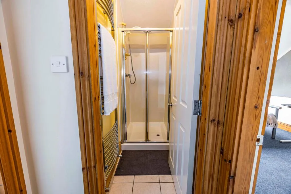 6 bedroom semi-detached house for rent