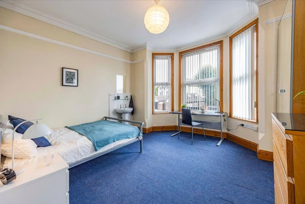 6 bedroom semi-detached house for rent