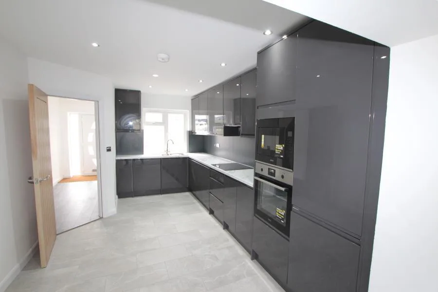 5 bedroom terraced house for rent