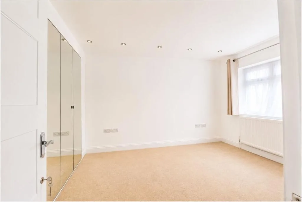 5 bedroom semi-detached house for rent