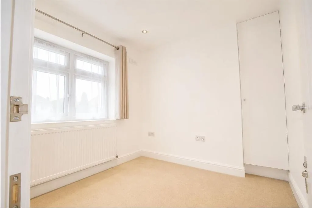 5 bedroom semi-detached house for rent