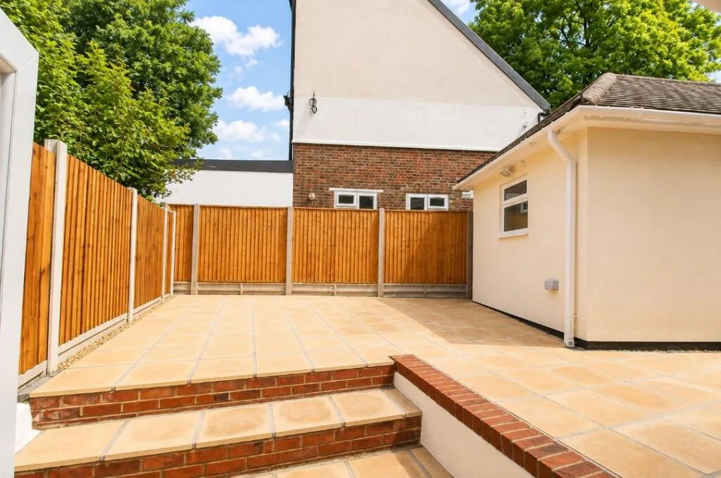5 bedroom semi-detached house for rent