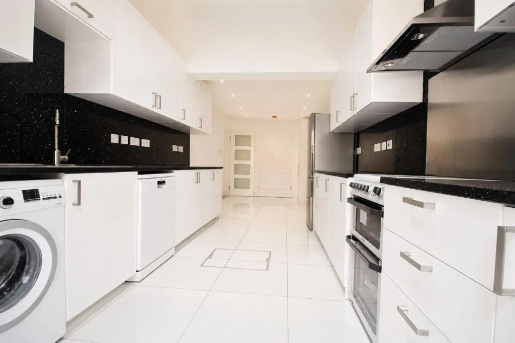 5 bedroom semi-detached house for rent