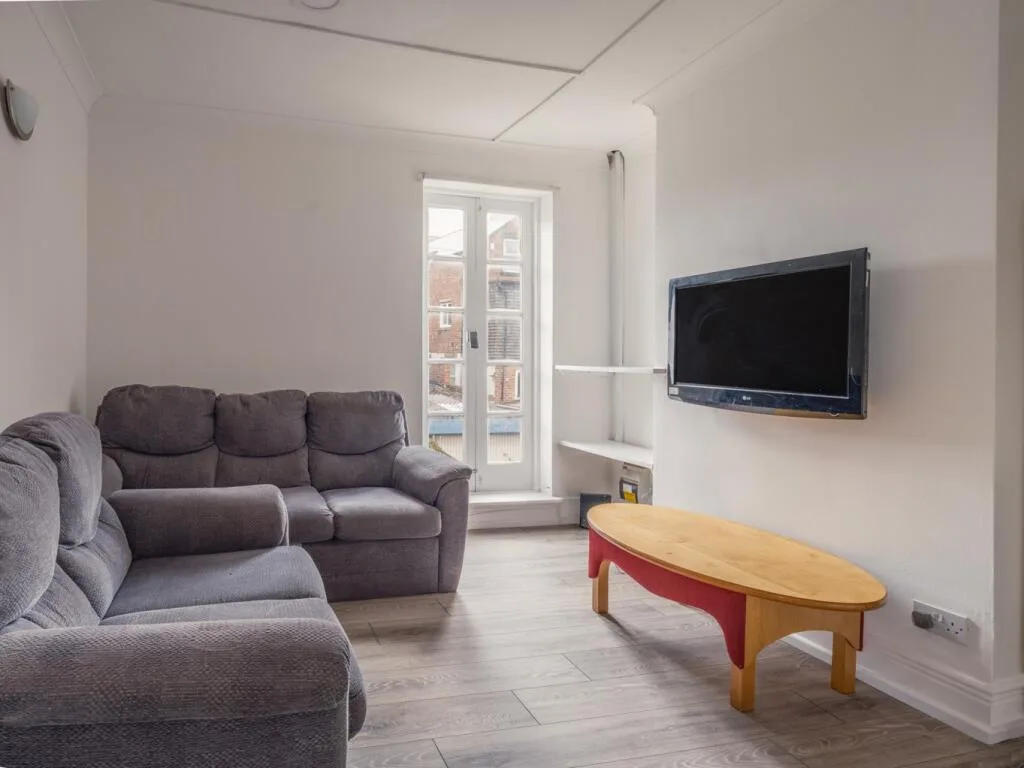 4 bedroom maisonette for rent