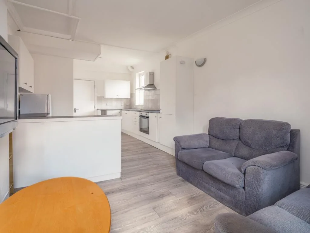 4 bedroom maisonette for rent