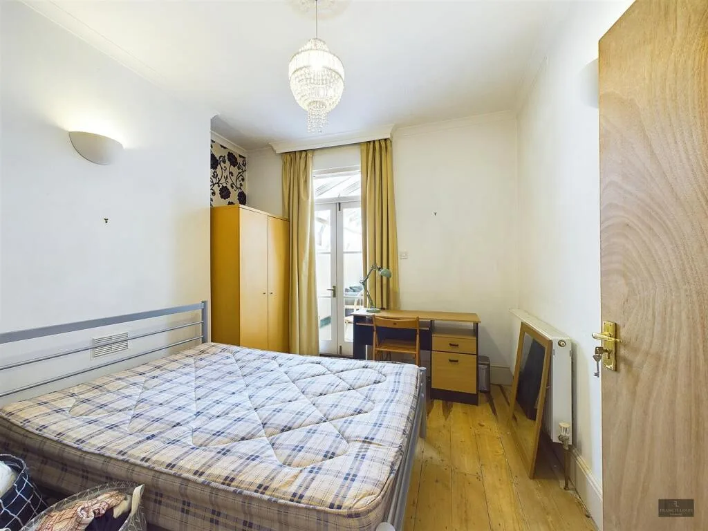 6 bedroom house for rent