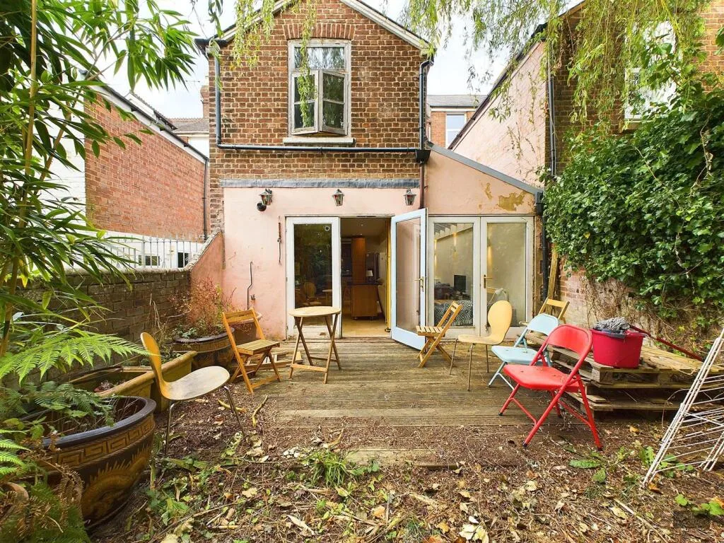 6 bedroom house for rent