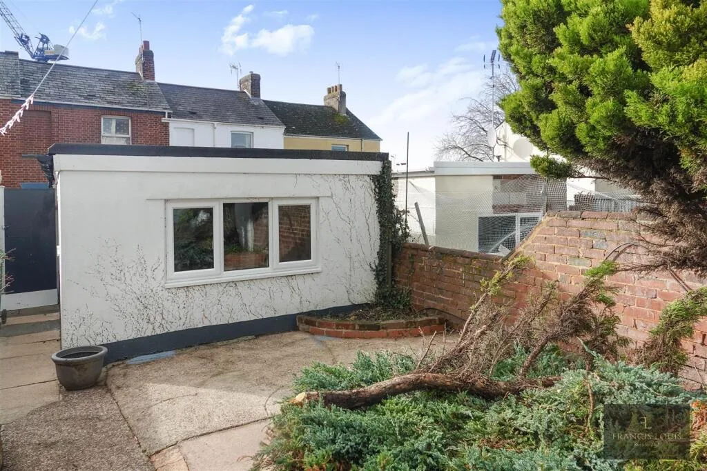 5 bedroom terraced house for rent