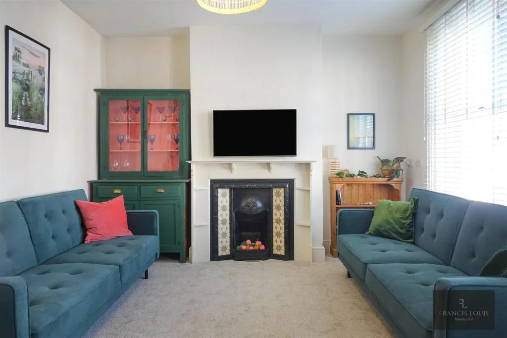 5 bedroom terraced house for rent