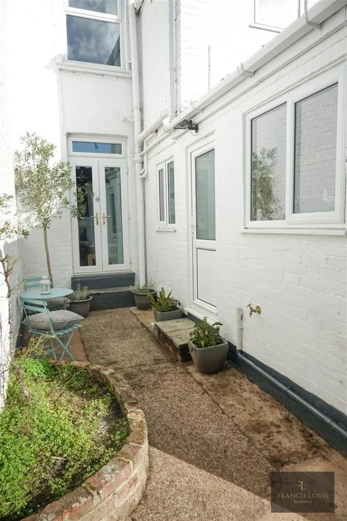 5 bedroom terraced house for rent