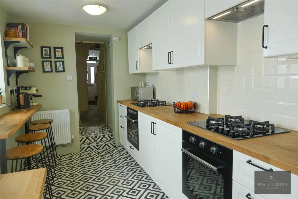 5 bedroom terraced house for rent