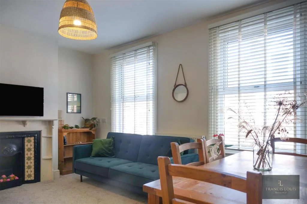 5 bedroom terraced house for rent