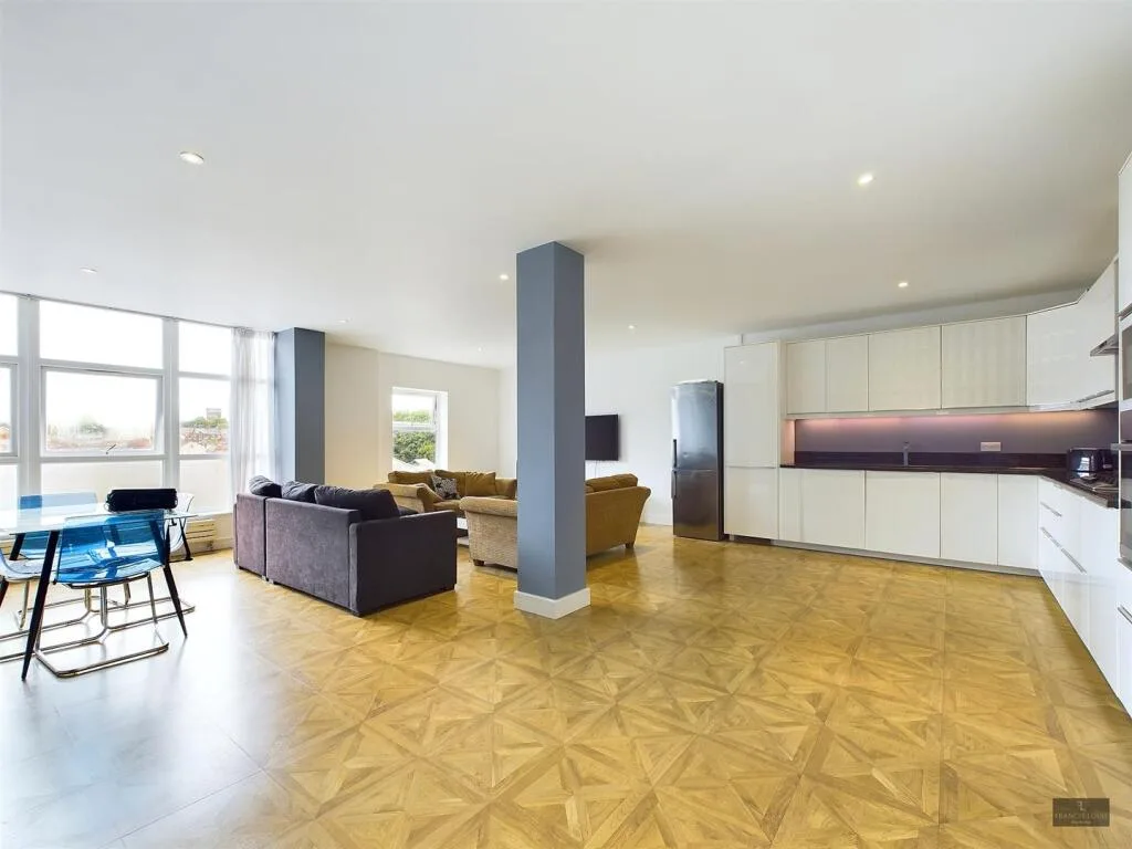 4 bedroom flat for rent