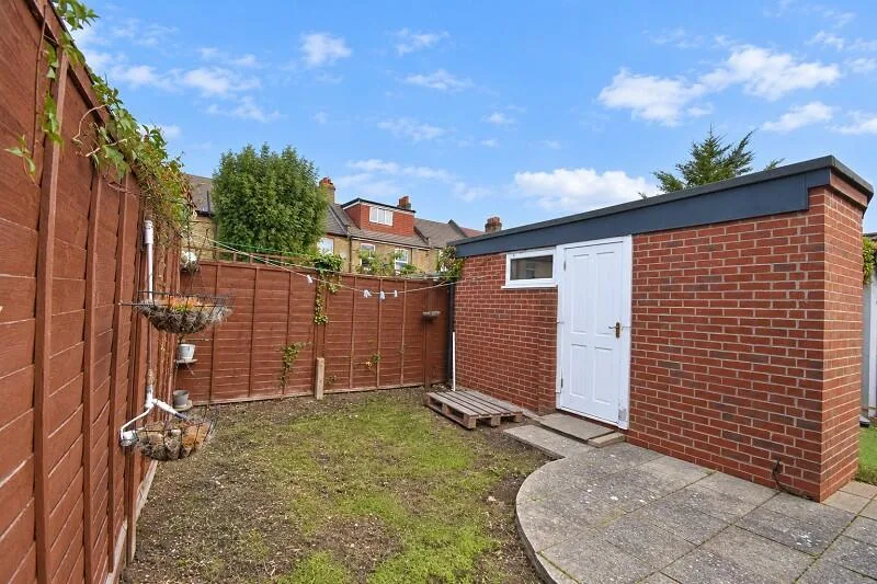 2 bedroom maisonette for rent