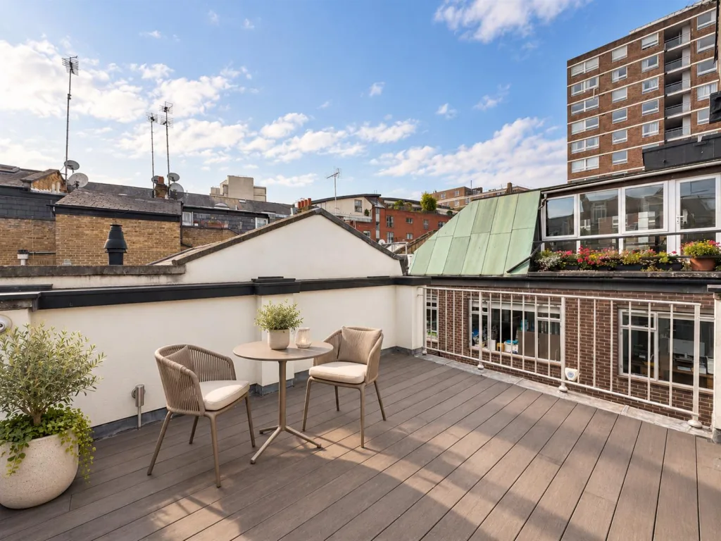 3 bedroom mews property for rent