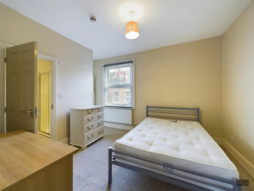 4 bedroom end of terrace house for rent