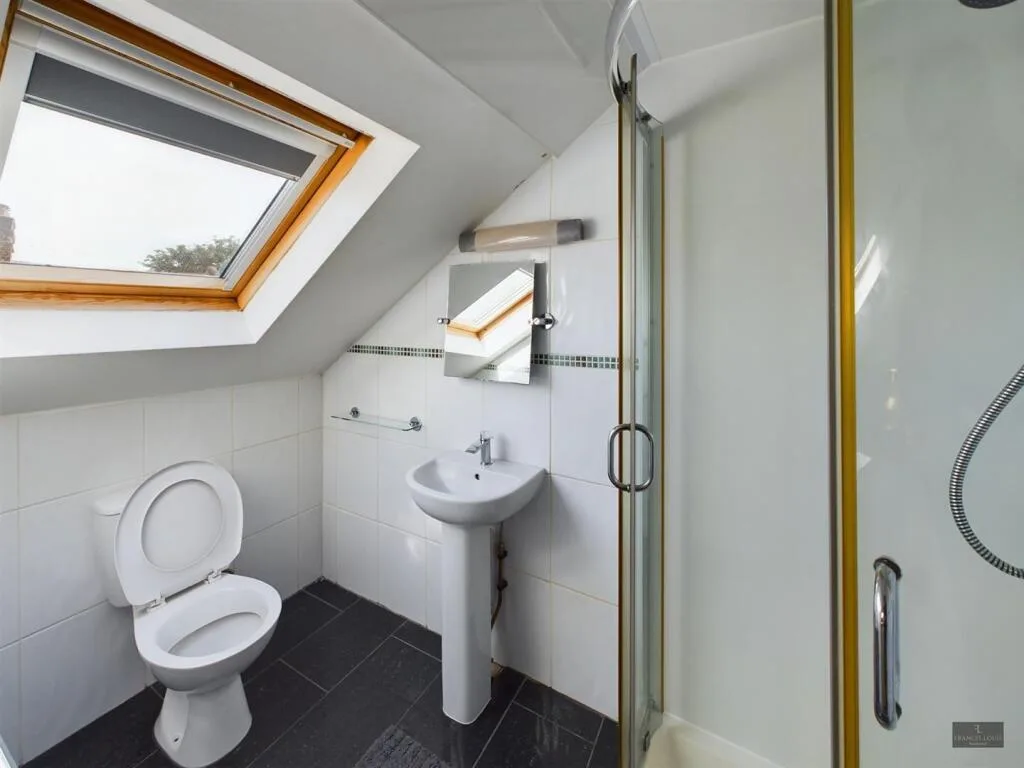 4 bedroom end of terrace house for rent