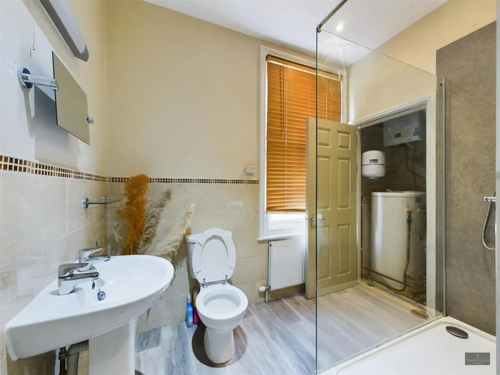4 bedroom end of terrace house for rent