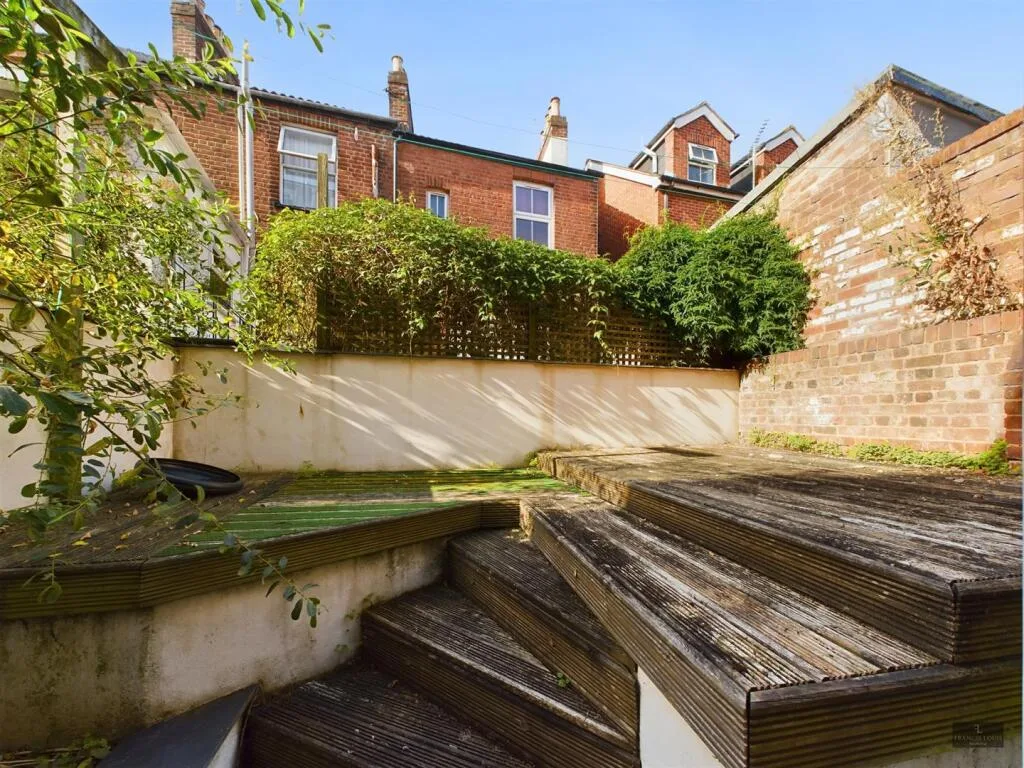 4 bedroom end of terrace house for rent