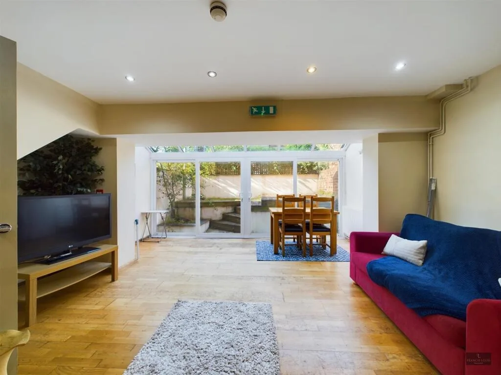 4 bedroom end of terrace house for rent