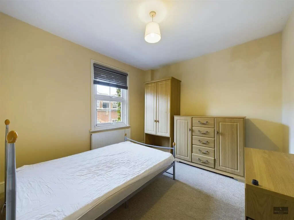 4 bedroom end of terrace house for rent