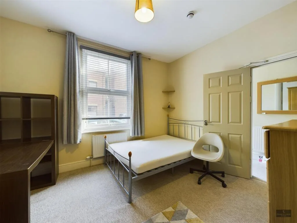 4 bedroom end of terrace house for rent