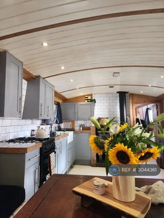 2 bedroom house boat for rent