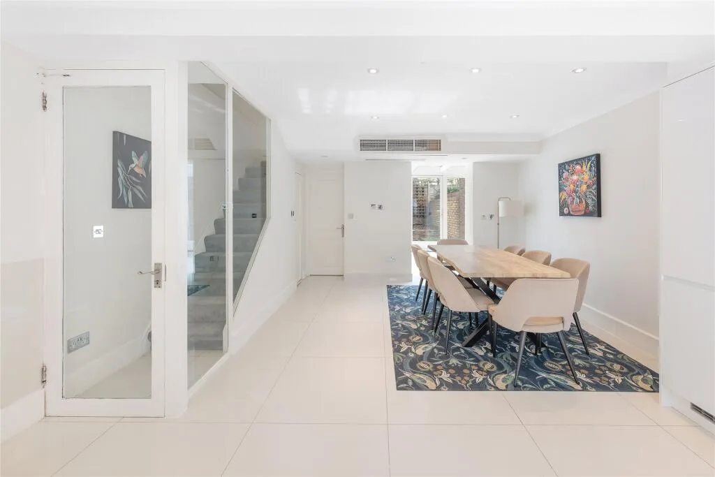 5 bedroom terraced house for rent
