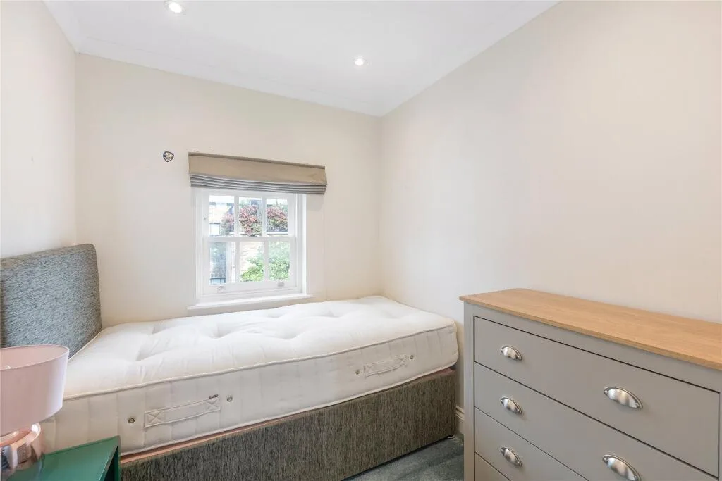 5 bedroom terraced house for rent