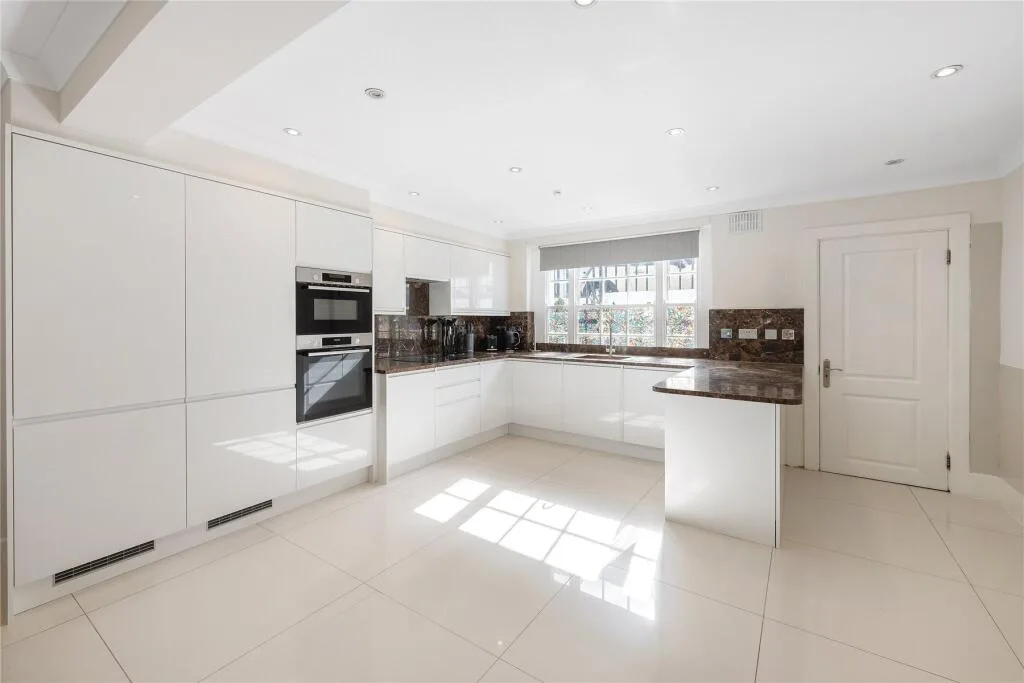 5 bedroom terraced house for rent