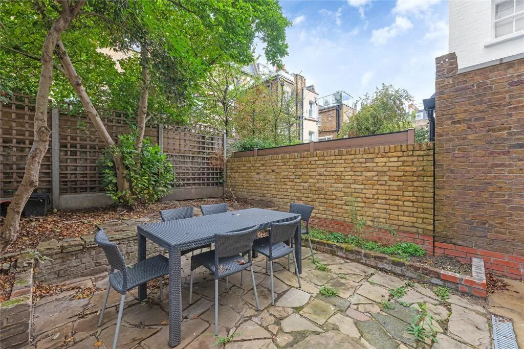 5 bedroom terraced house for rent