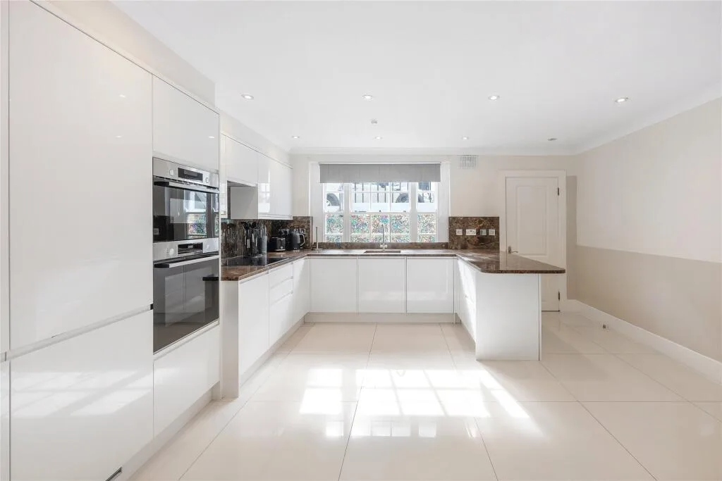 5 bedroom terraced house for rent