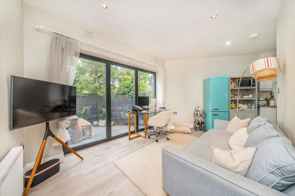 1 bedroom maisonette for rent