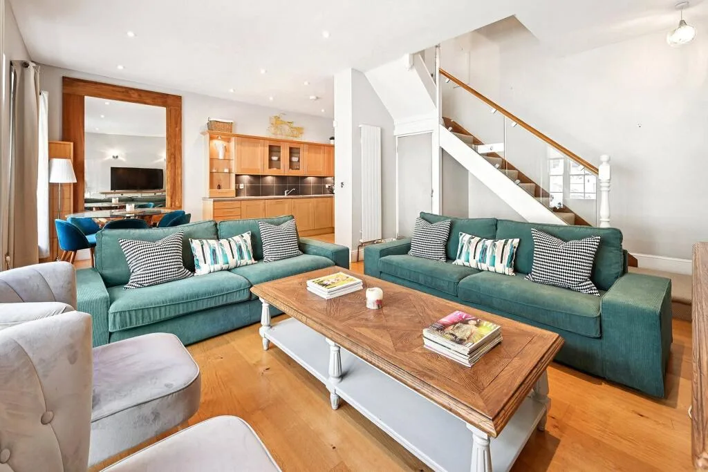 3 bedroom mews property for rent