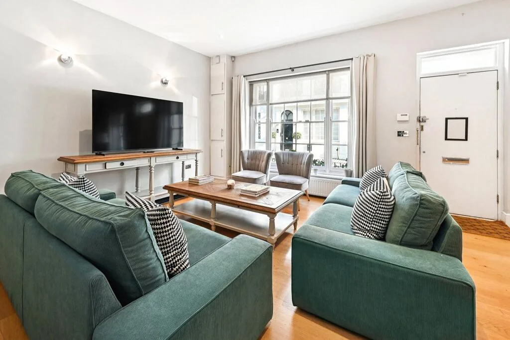 3 bedroom mews property for rent