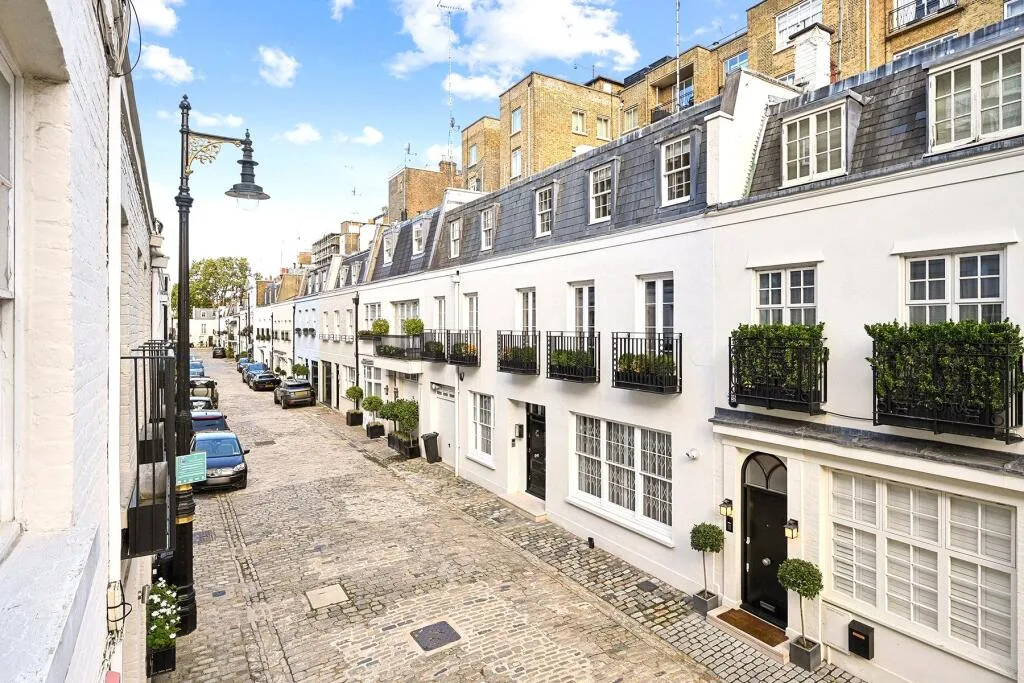 3 bedroom mews property for rent
