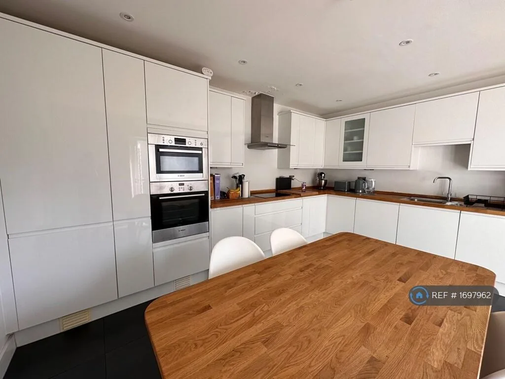 3 bedroom end of terrace house for rent