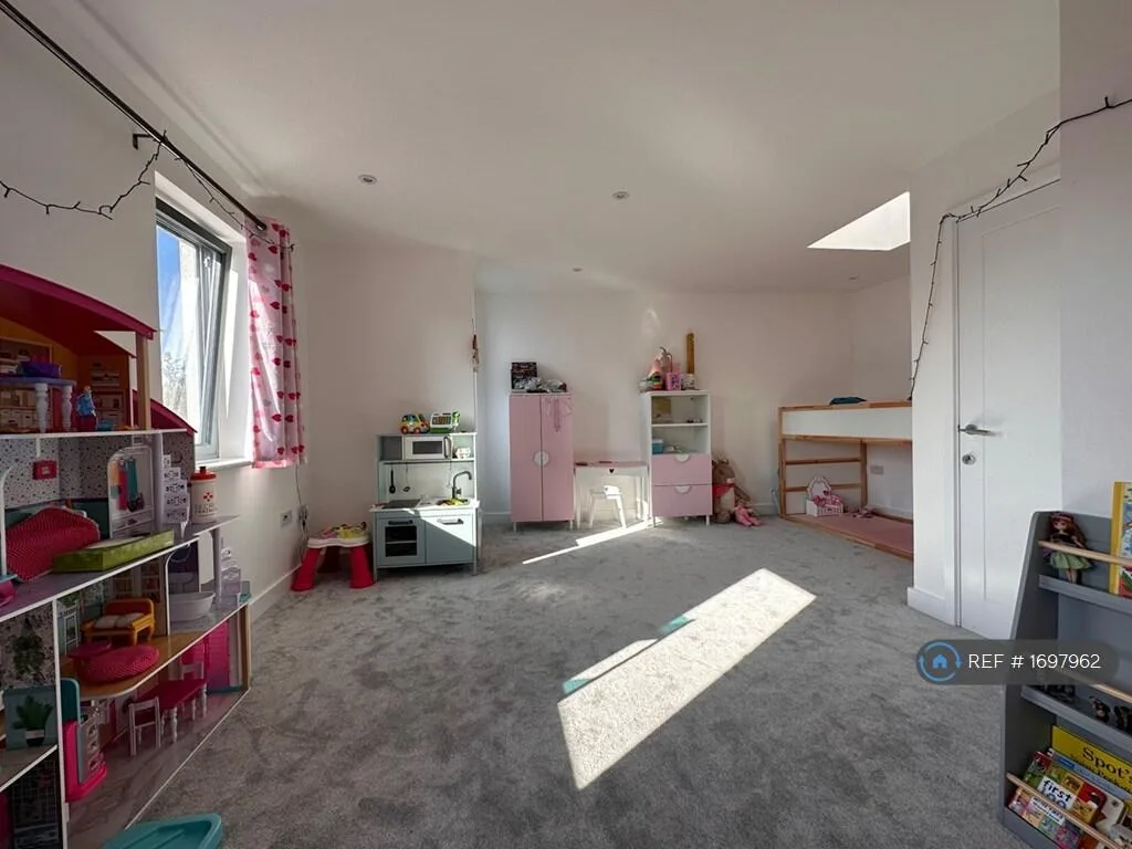 3 bedroom end of terrace house for rent