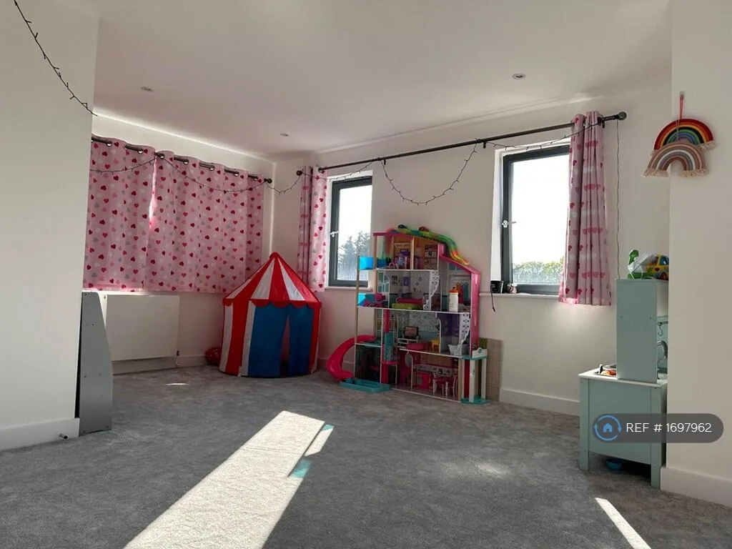 3 bedroom end of terrace house for rent