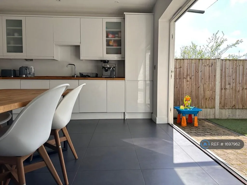 3 bedroom end of terrace house for rent