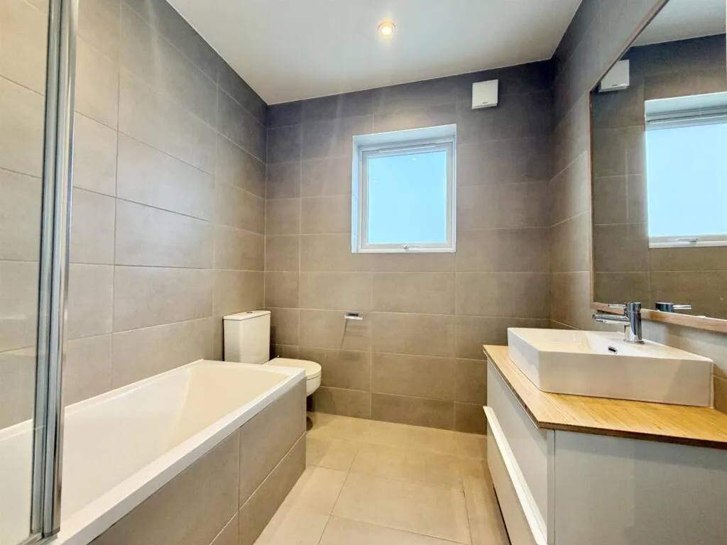 3 bedroom semi-detached house for rent