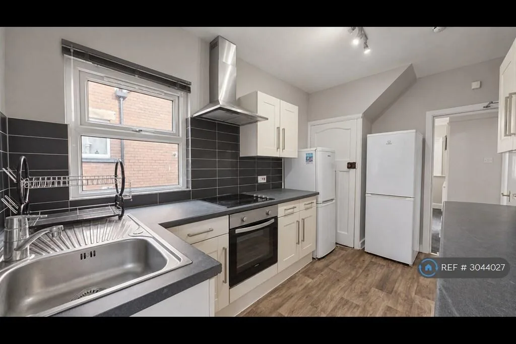 4 bedroom semi-detached house for rent