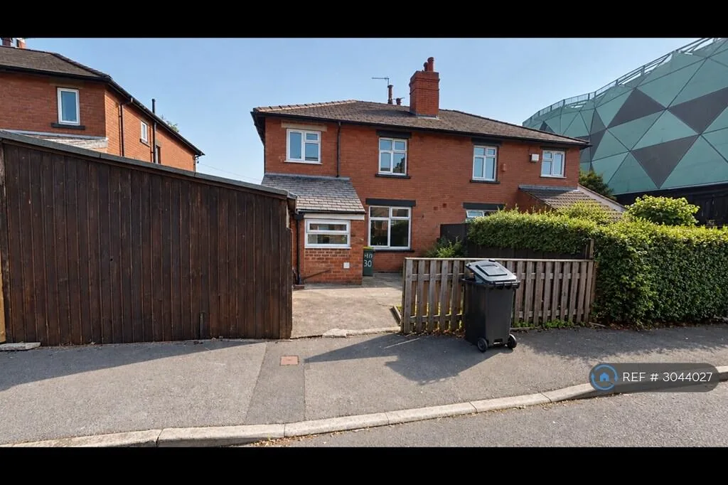 4 bedroom semi-detached house for rent