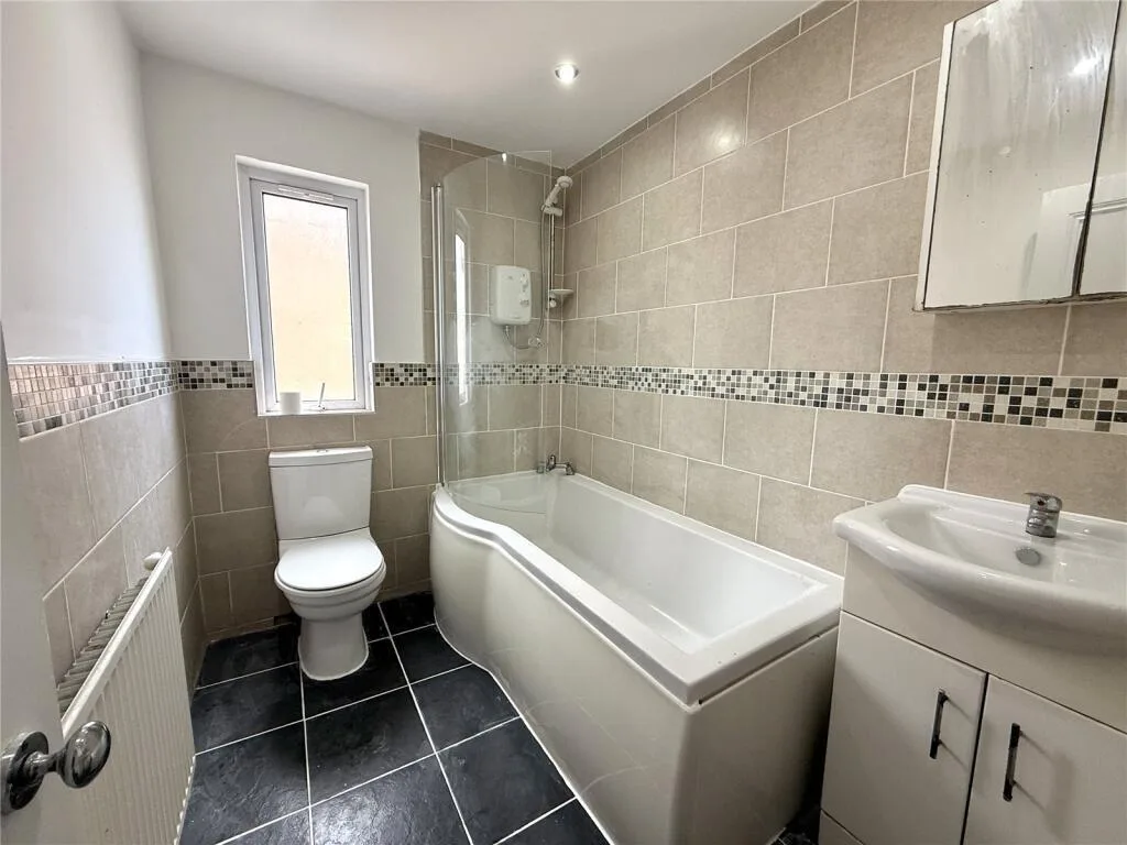 3 bedroom end of terrace house for rent